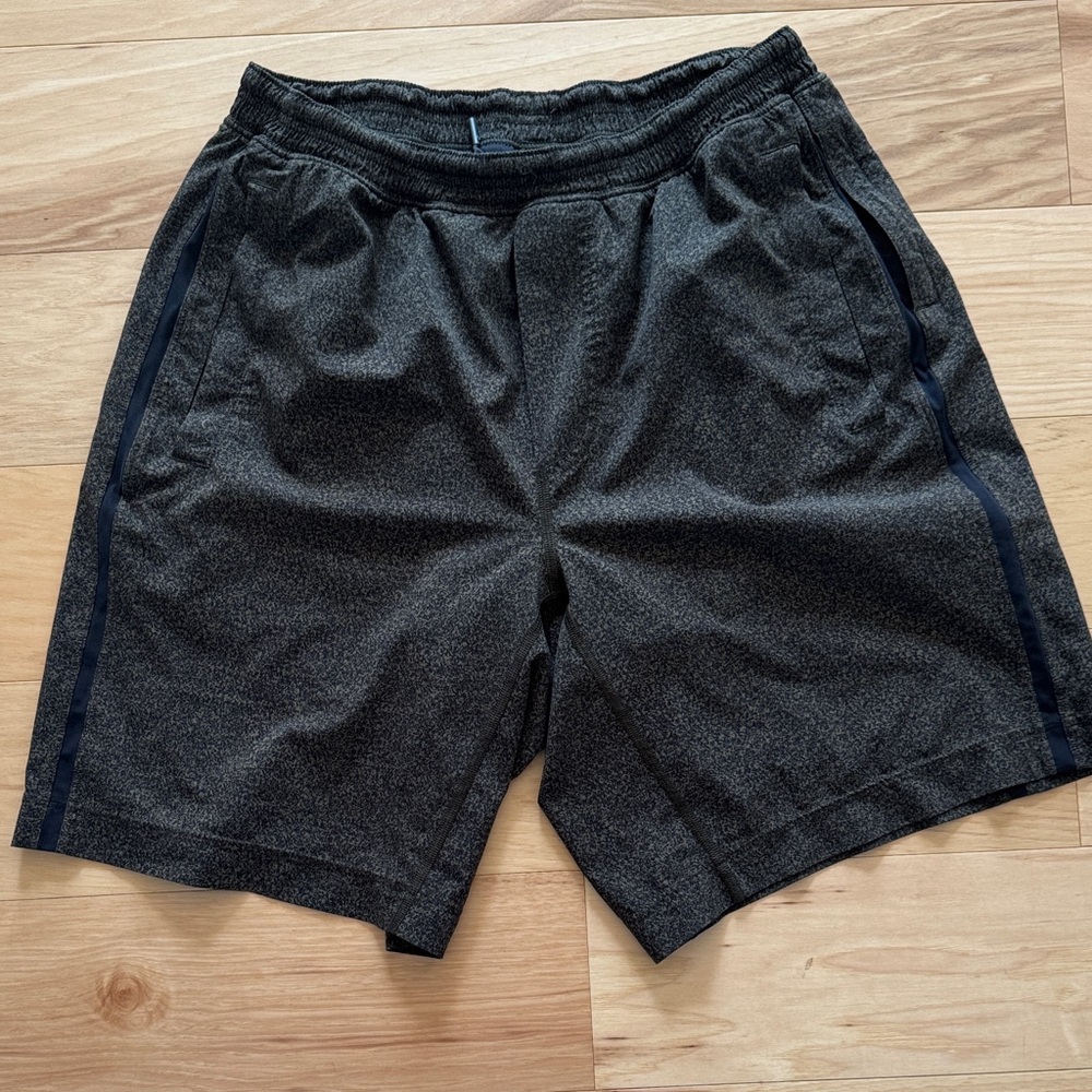 Lululemon Athletica men’s athletic shorts with side stripe, size L